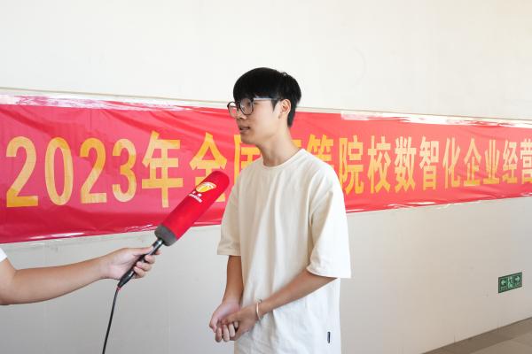 经济管理三亿体育参赛学生陈博伦接受采访.JPG