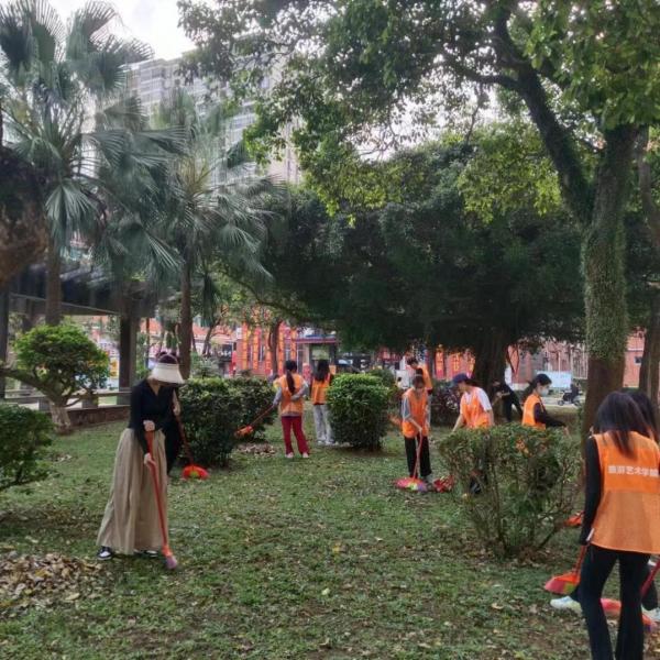 志愿服务｜“爱护环境 从点滴做起”旅游艺术三亿体育校园清扫志愿服务活动